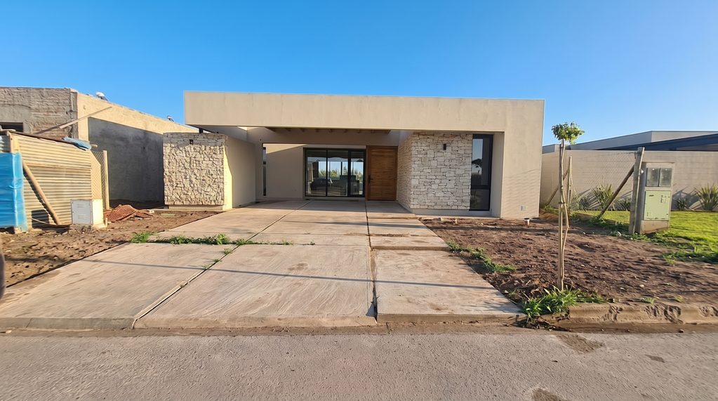 Casa moderna a la venta con 3 dormitorios en Chacras de Coria 1 Casa moderna a la venta con 3 dormitorios en Chacras de Coria - Busco Barrio Privado