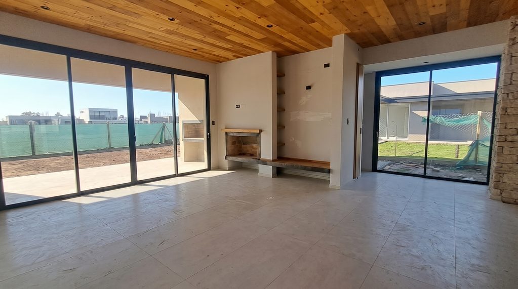 Casa moderna a la venta con 3 dormitorios en Chacras de Coria 3 Casa moderna a la venta con 3 dormitorios en Chacras de Coria - Busco Barrio Privado