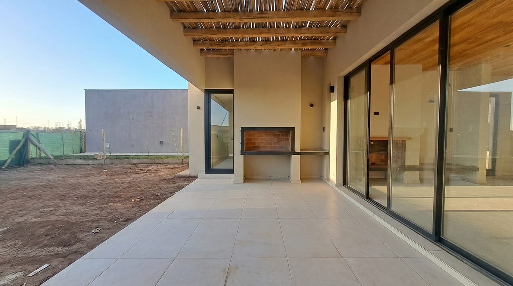 Casa moderna a la venta con 3 dormitorios en Chacras de Coria 5 Casa moderna a la venta con 3 dormitorios en Chacras de Coria - Busco Barrio Privado
