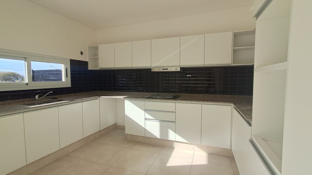 Casa en venta en barrio La Bastilla con 3 dormitorios 3 Casa en venta en barrio La Bastilla con 3 dormitorios - Busco Barrio Privado