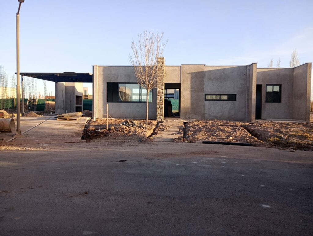 Casa a la venta en barrio La Luisa - Busco Barrio Privado