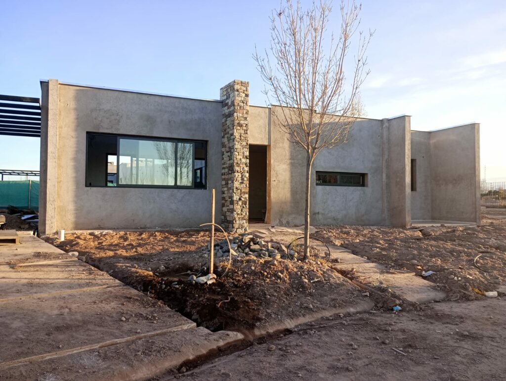 Casa a la venta en barrio La Luisa - Busco Barrio Privado
