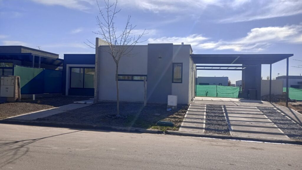 La Luisa - Amplia casa a estrenar con 3 dormitorios - Busco Barrio Privado