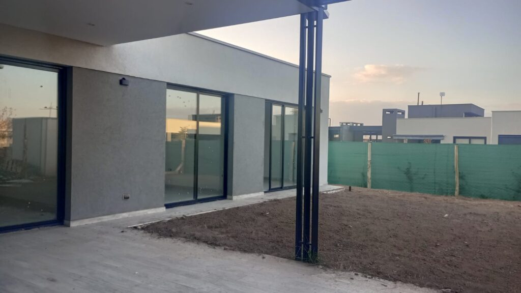 Casa a estrenar en barrio La Luisa - Busco Barrio Privado